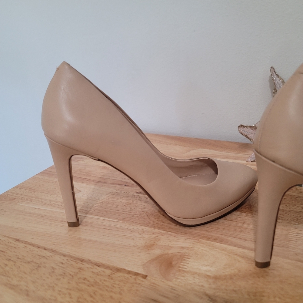 Bannana Republic Cream Stilettos size 7. With a 4 inch heel. Very crisp. - Picture 13 of 17